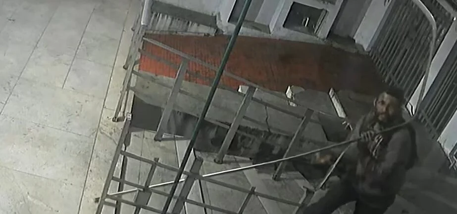 Criminoso Invade Prédio Comercial na Freguesia