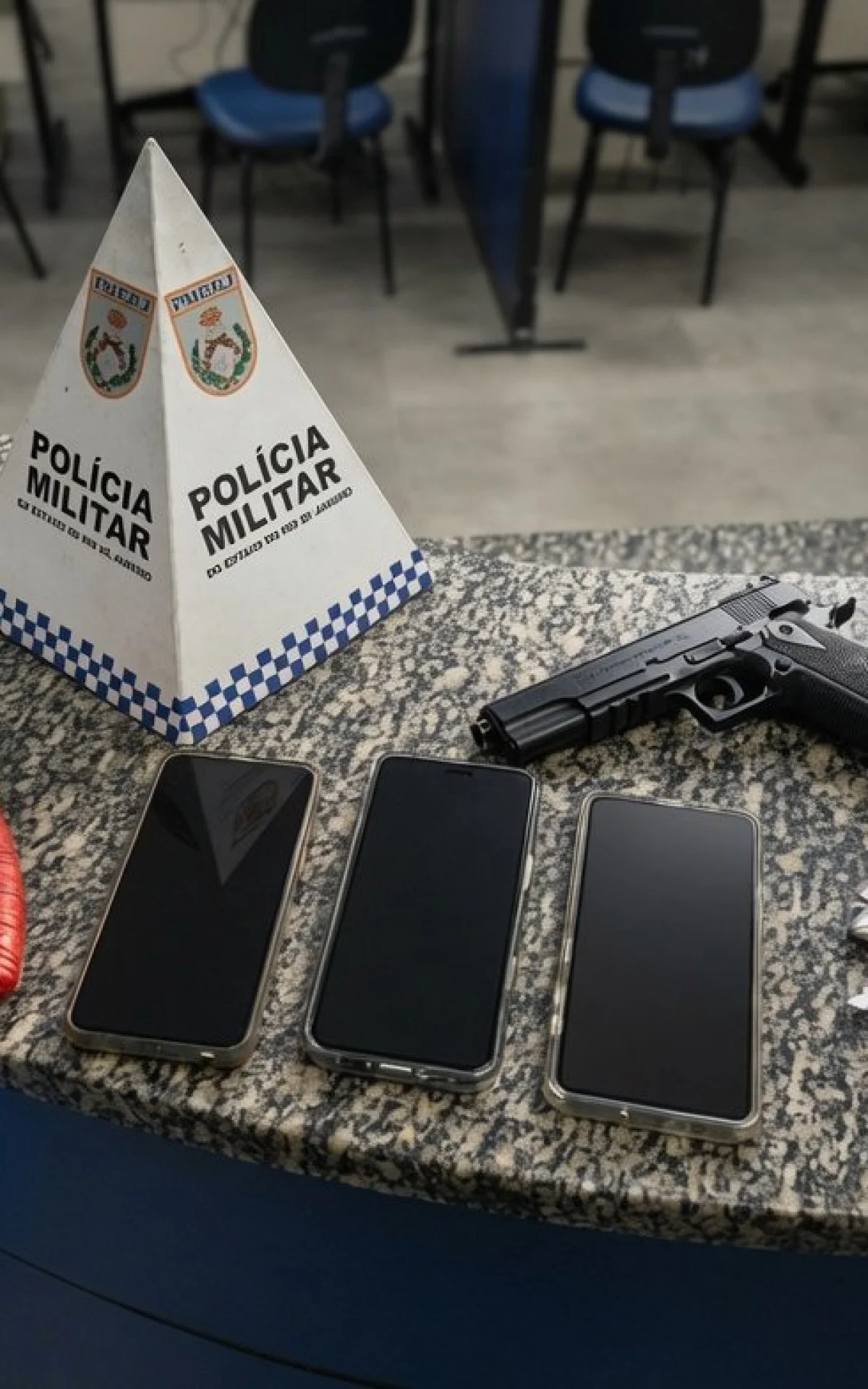 Polícia apreende simulacro de pistola e drogas