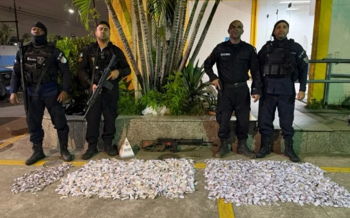 Operação da PM apreende fuzil e mais de 4 mil porções de drogas em Mesquita