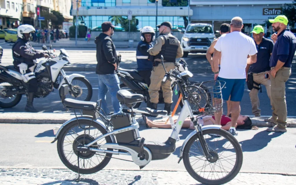 Bicicleta Elétrica Colide com Patinete em Copacabana