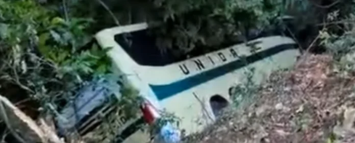 Ônibus tomba em ribanceira na Serra de Petrópolis