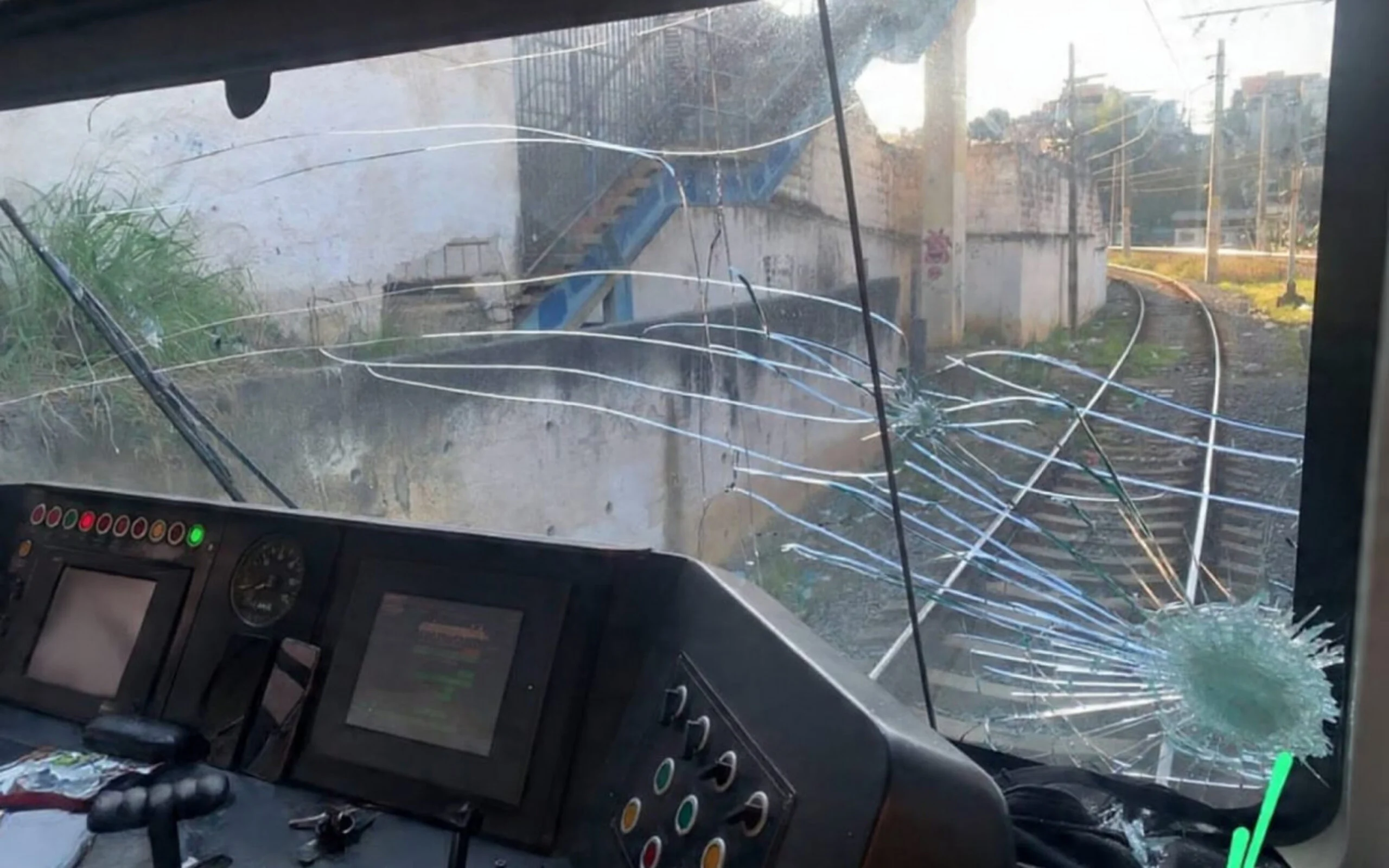 Trem de Passageiros é Atacado com Pedras
