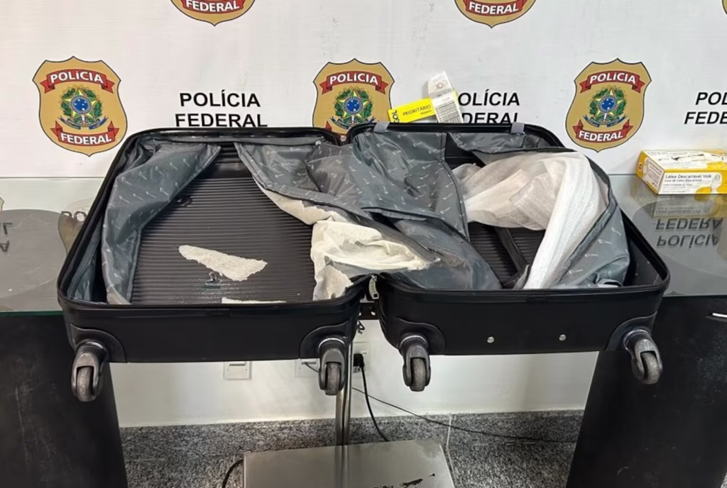 Turista de Fortaleza com 3,2 kg de Cocaína Escondida na Mala