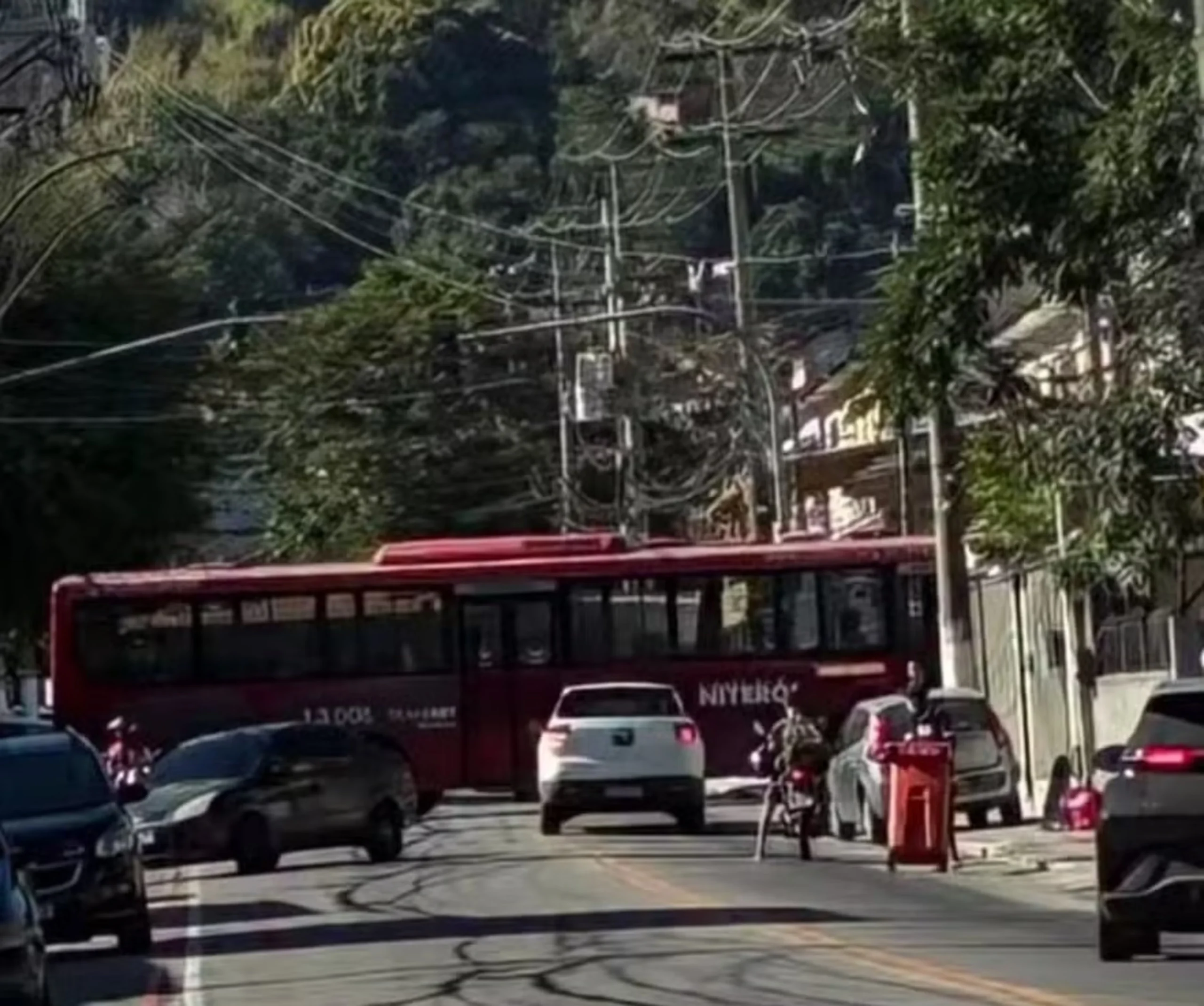 Criminosos Bloqueiam Rua em Niterói