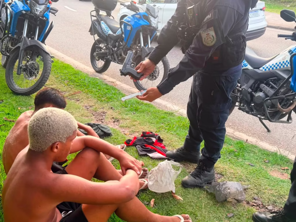 Adolescentes flagrados com simulacro de pistola e faca no Recreio