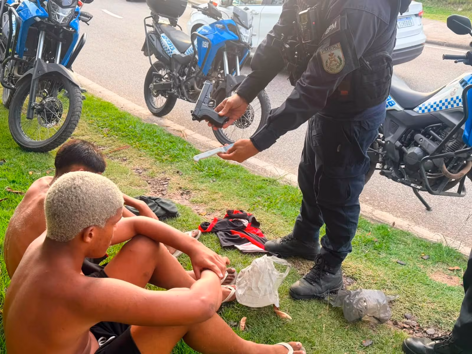 Adolescentes flagrados com simulacro de pistola e faca no Recreio