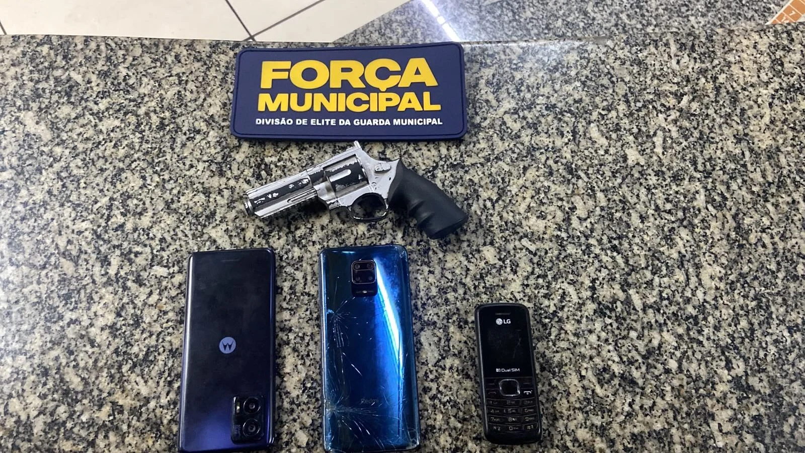 Arma e celulares apreendidos pela Força Municipal