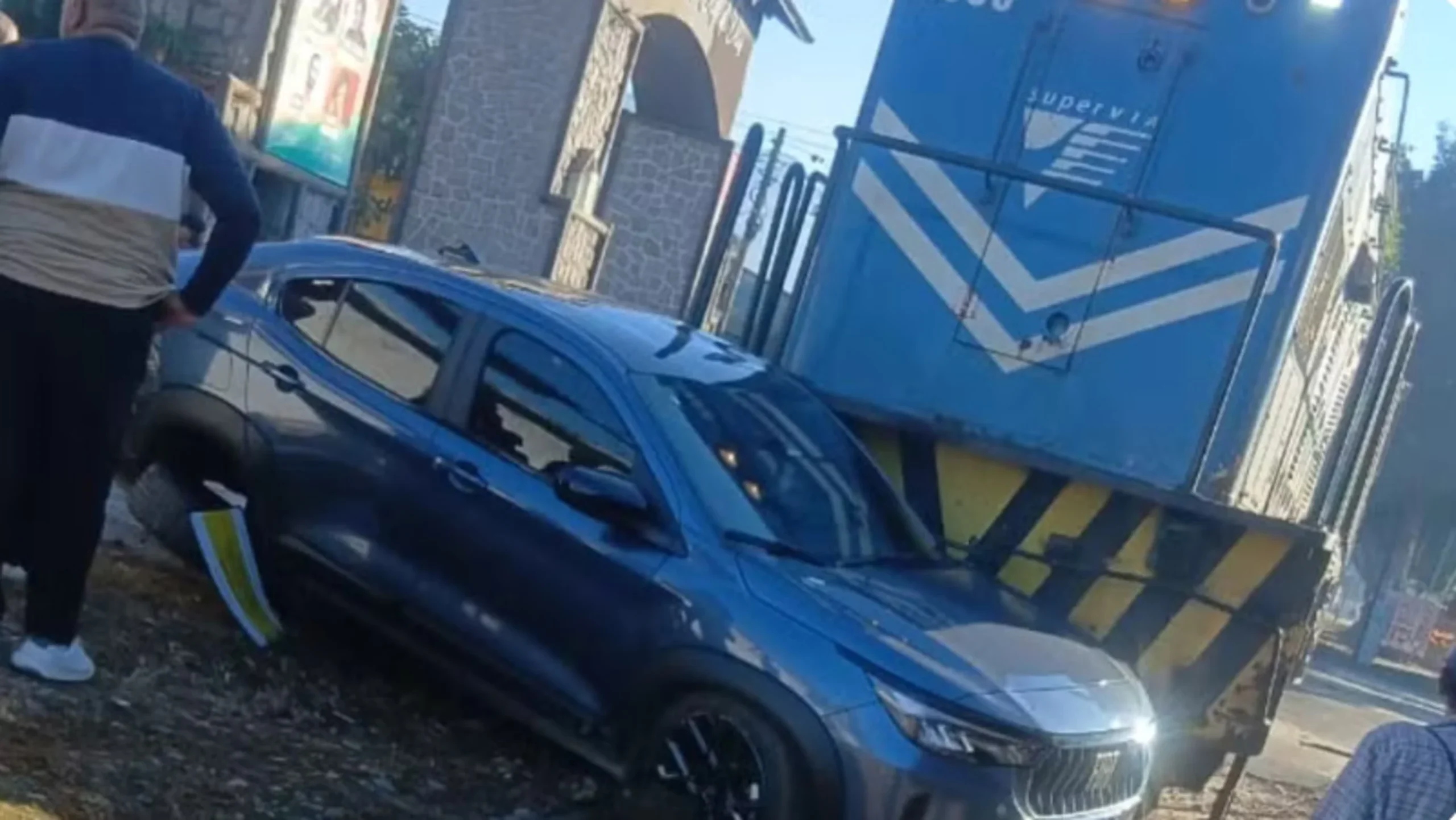 Carro é Arrastado por Trem em Guapimirim