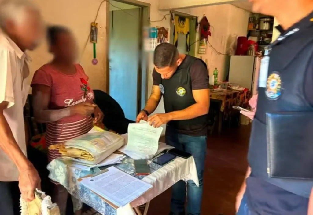Casal explorado em sítio