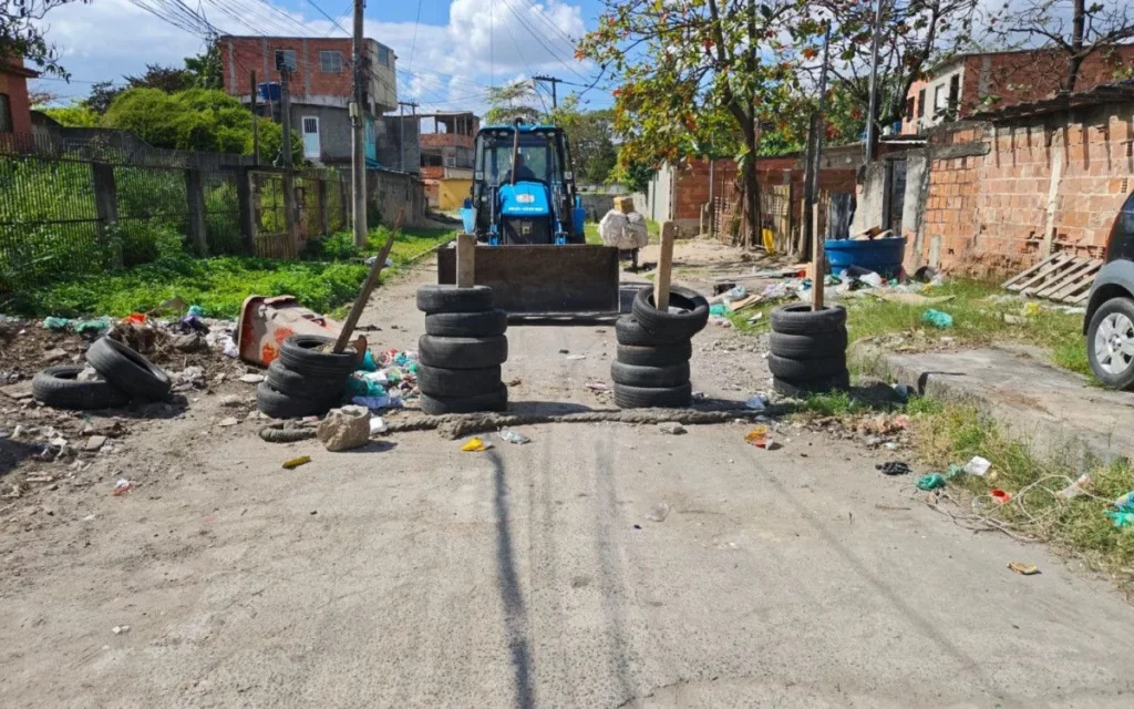 Operação da PM em São Gonçalo retira 10 toneladas de barricadas