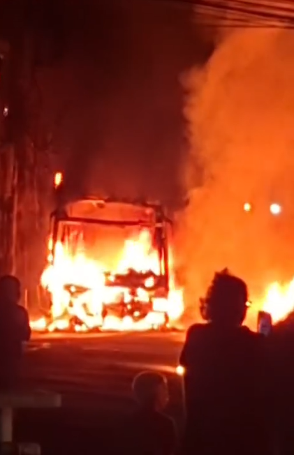 ônibus Pegando Fogo