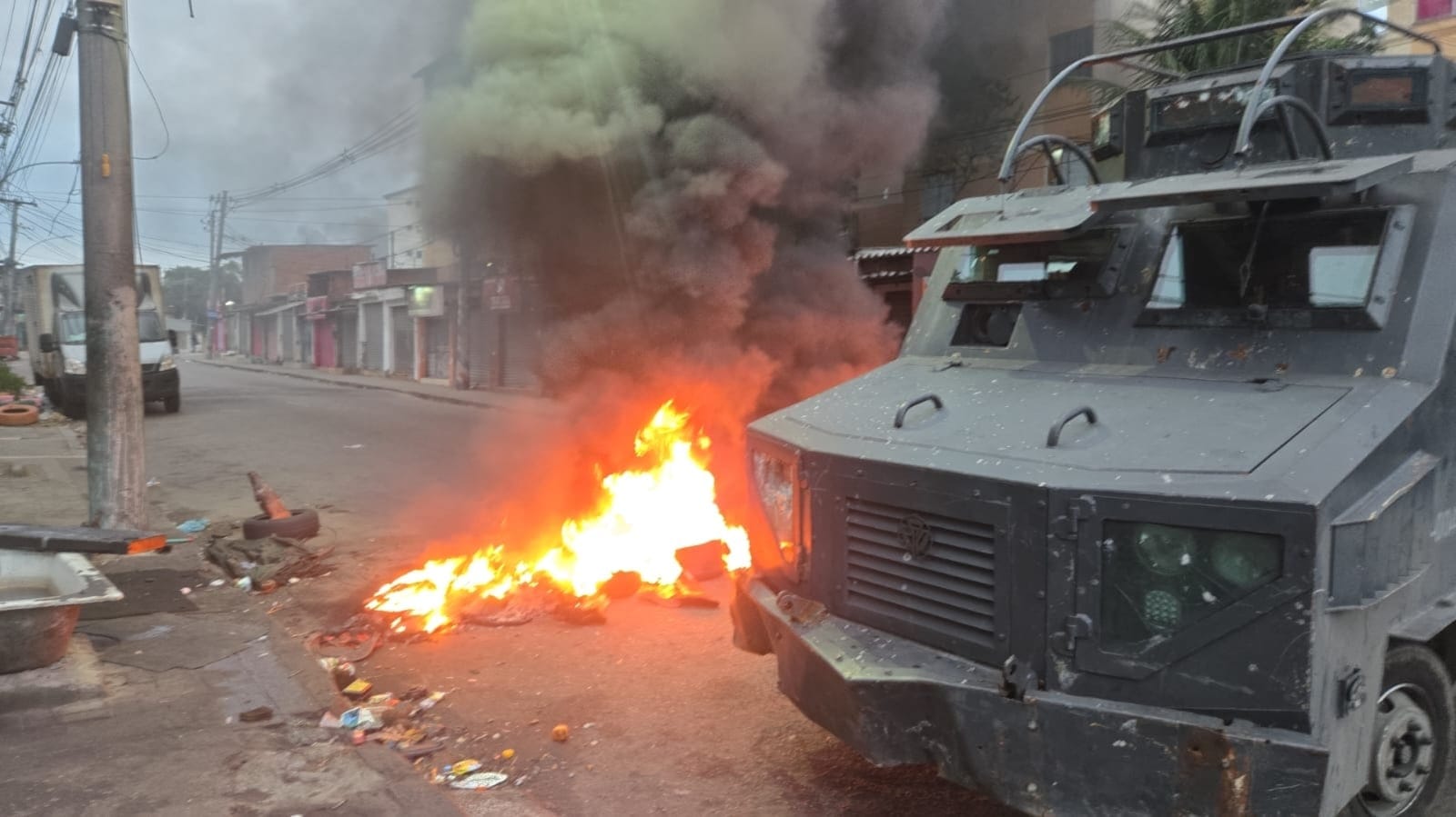 onibus-tomados-e-queimados-em-costa-barros-criminosos-usam-veiculos-como-barricadas-durante-operacao-policial-no-rio-de-janeiro