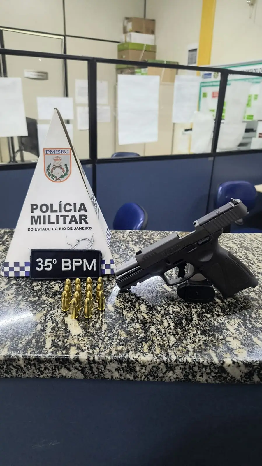 motorista com pistola escondida sob tapete de carro