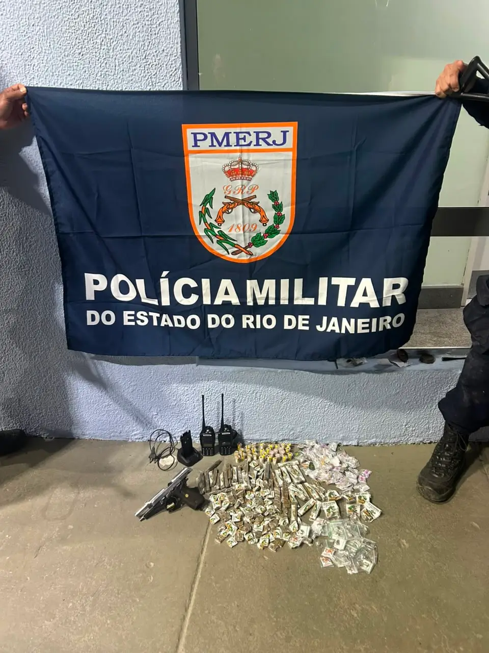 PM prende dois e apreende arma e drogas durante ação na Amendoeira