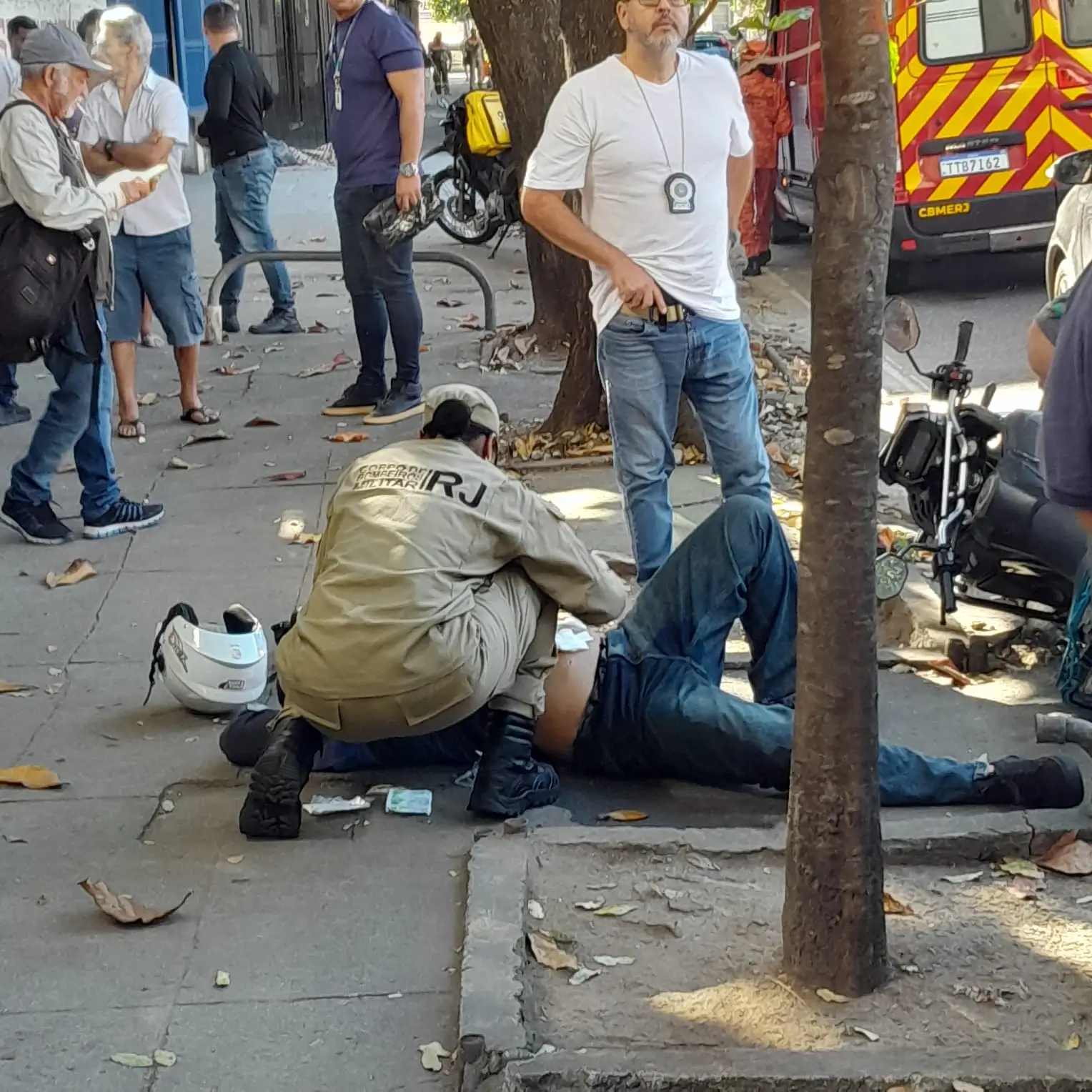 Policial civil reage a tentativa de assalto e balear criminoso no Centro do Rio