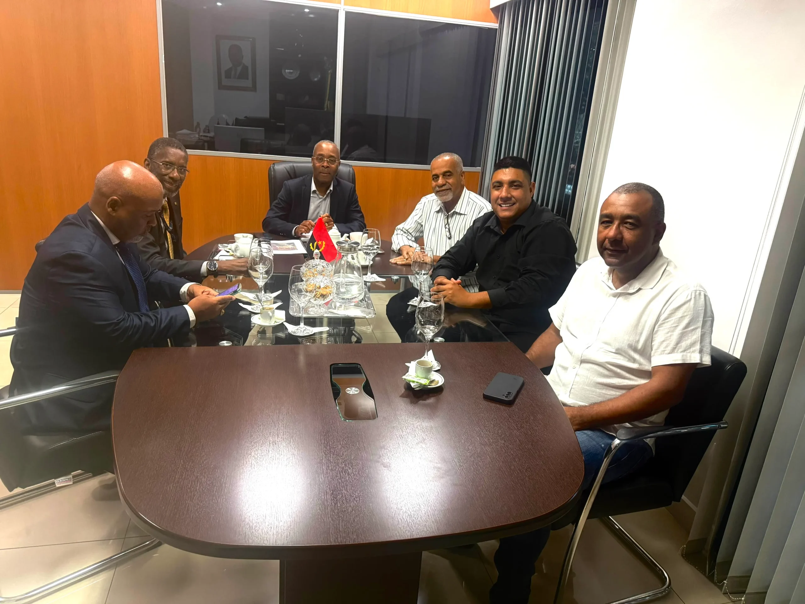 Presidente da Porto da Pedra apresenta enredo do Carnaval 2027 ao consulado de Angola