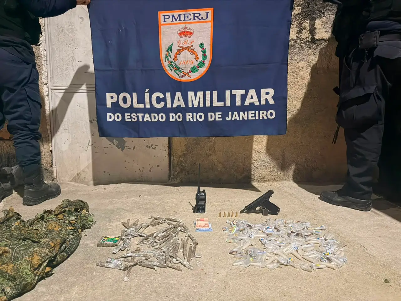 Armas e drogas apreendidas
