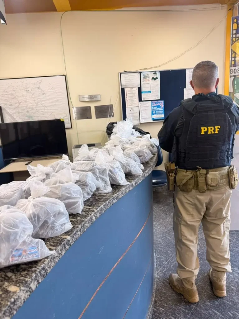 PRF apreende 20kg de maconha que seriam distribuídos na Região dos Lagos
