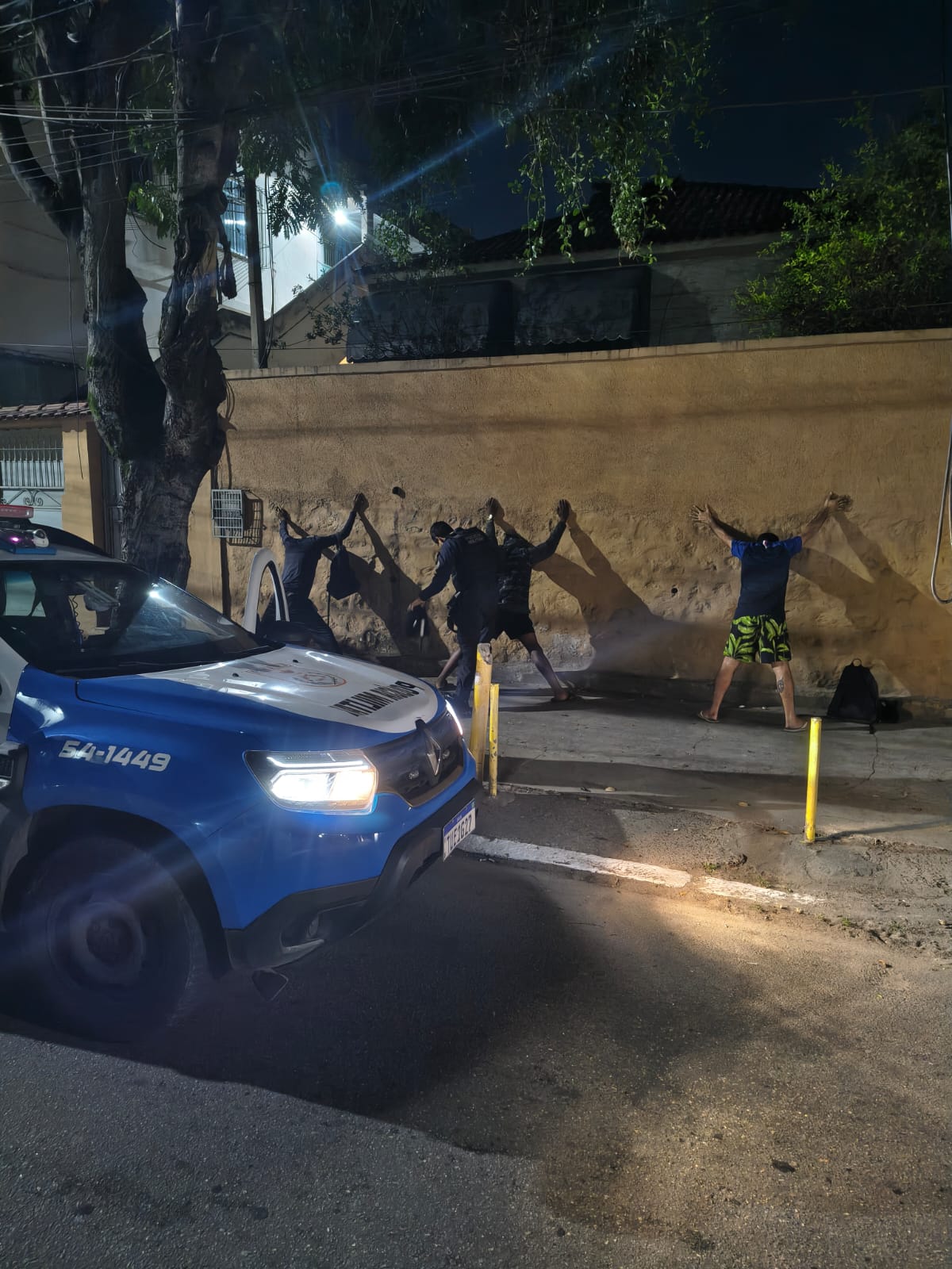 Policiais do 12ºBPM prendem trio de ladrões em prédio desativado no Fonseca