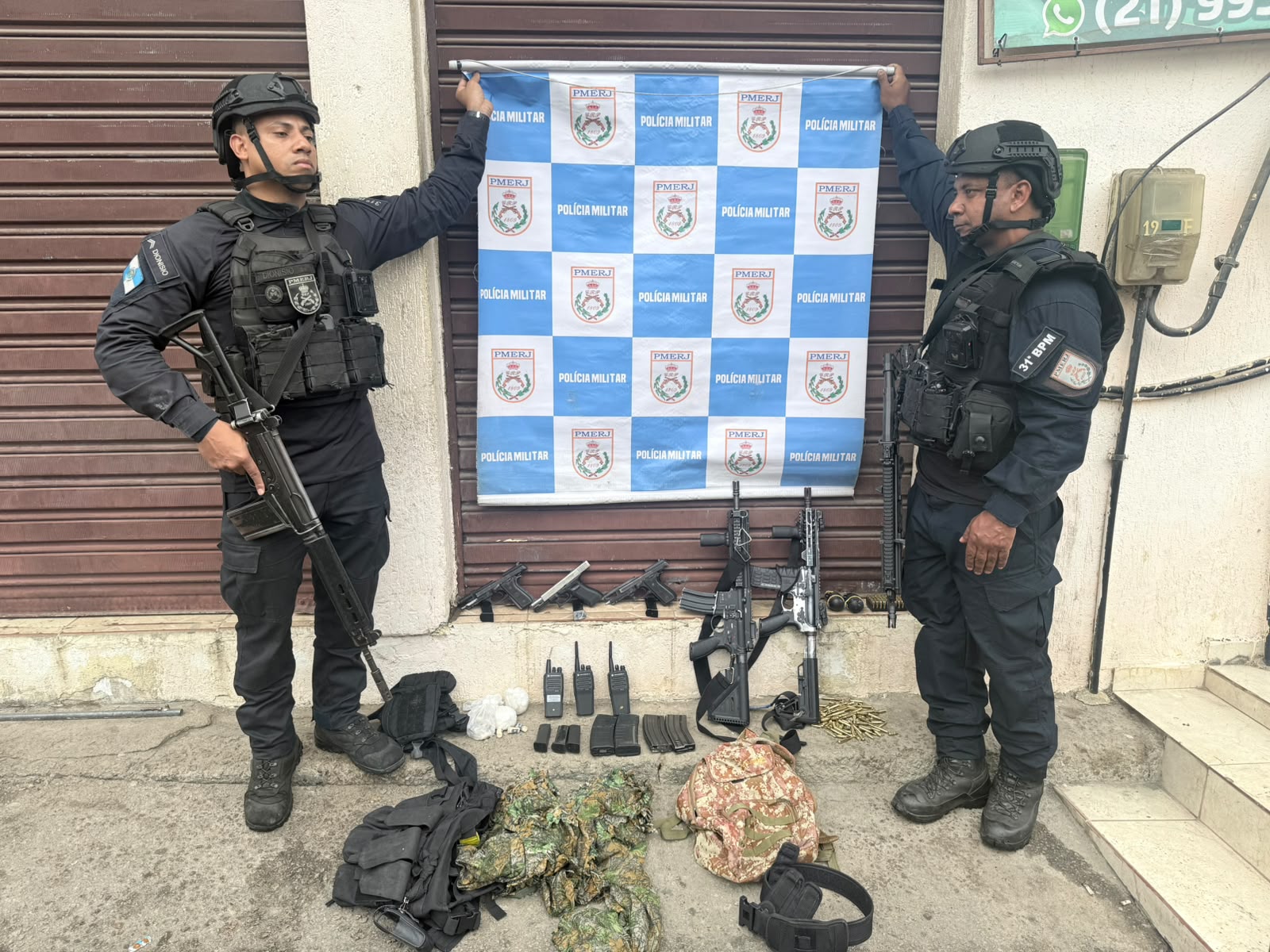 Criminoso com fuzil invade escola