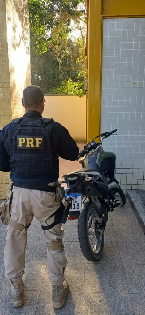 PRF recupera moto furtada e clonada em Silva Jardim