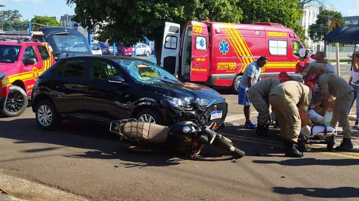 Motociclista fica ferido após ser atingido por carro em Petrópolis