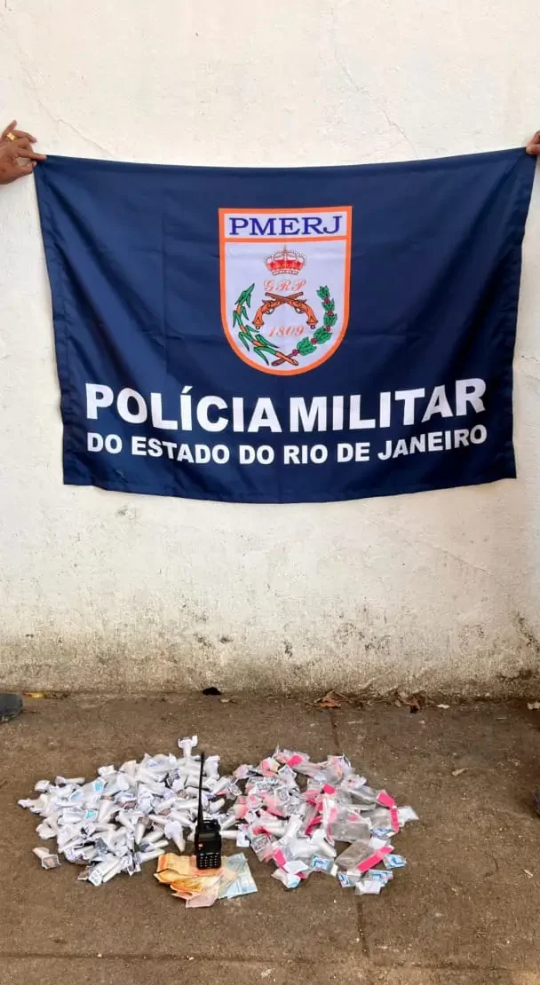 Trio é preso com drogas e rádio-transmissor