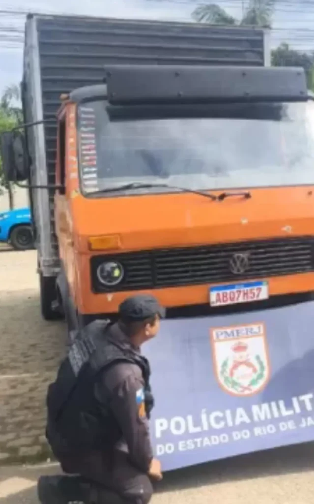 Caminhão Furtado é Encontrado Abandonado em Búzios