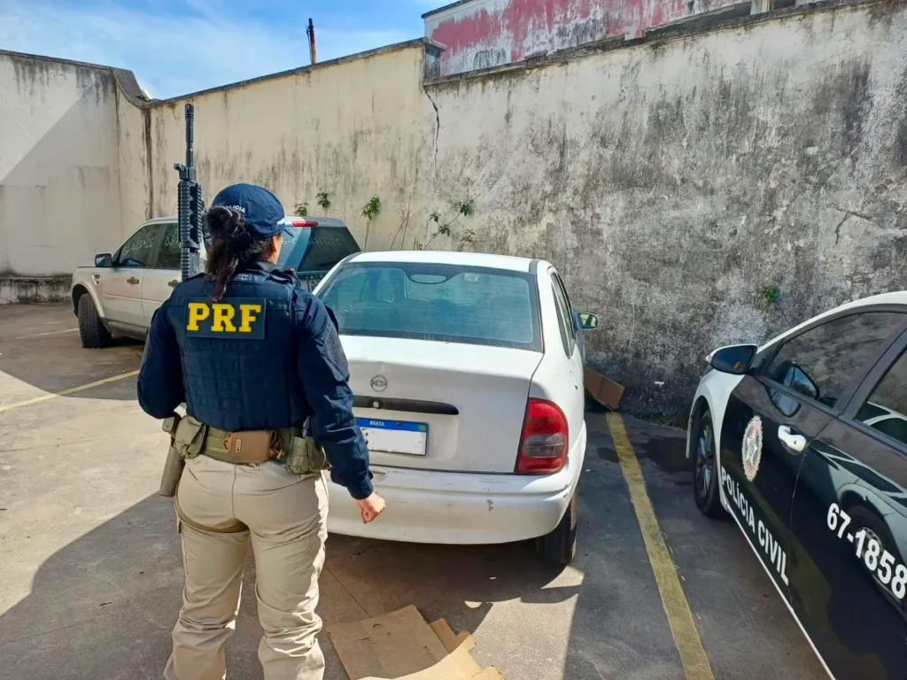 PRF apreende carro clonado com placa falsa