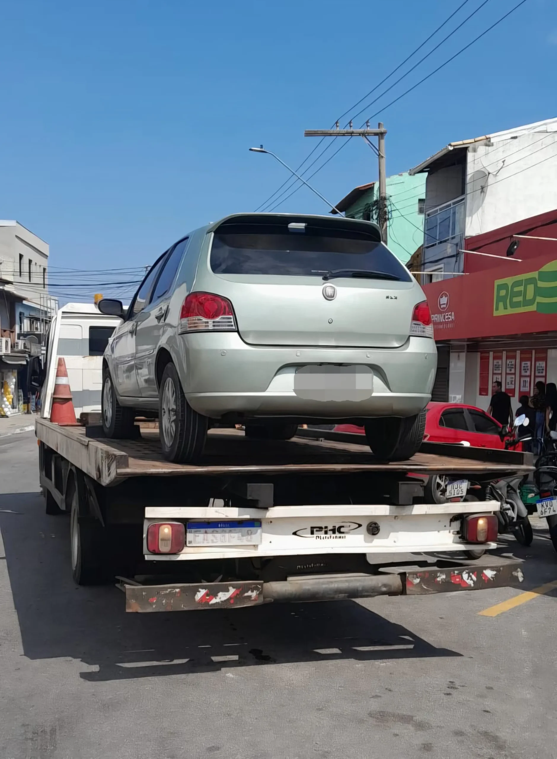 Guarda Civil apreende 'lotada' com motorista sem CNH em Arraial do Cabo