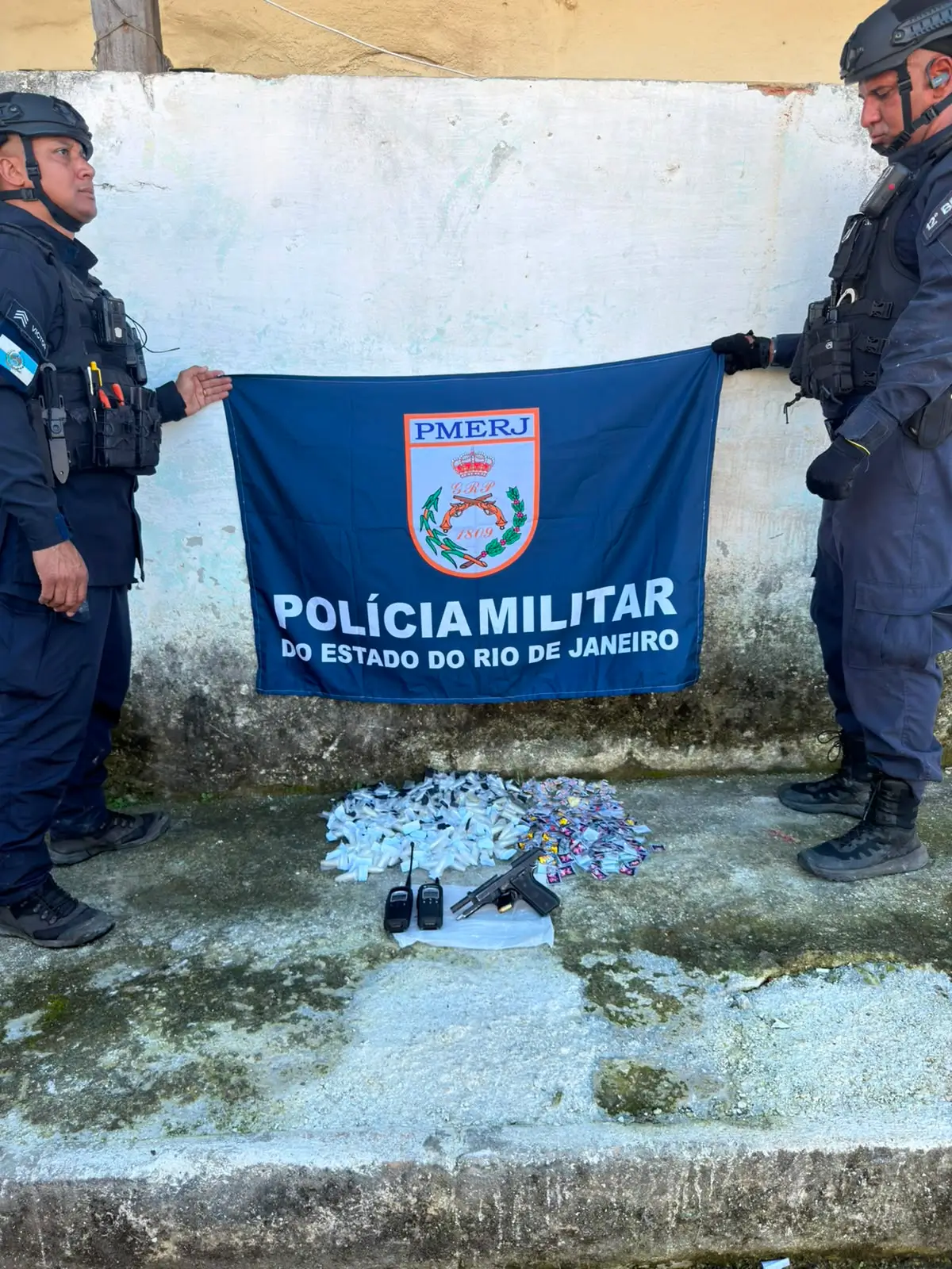 Homem é preso com pistola e rádio após confronto no Morro do Serrão