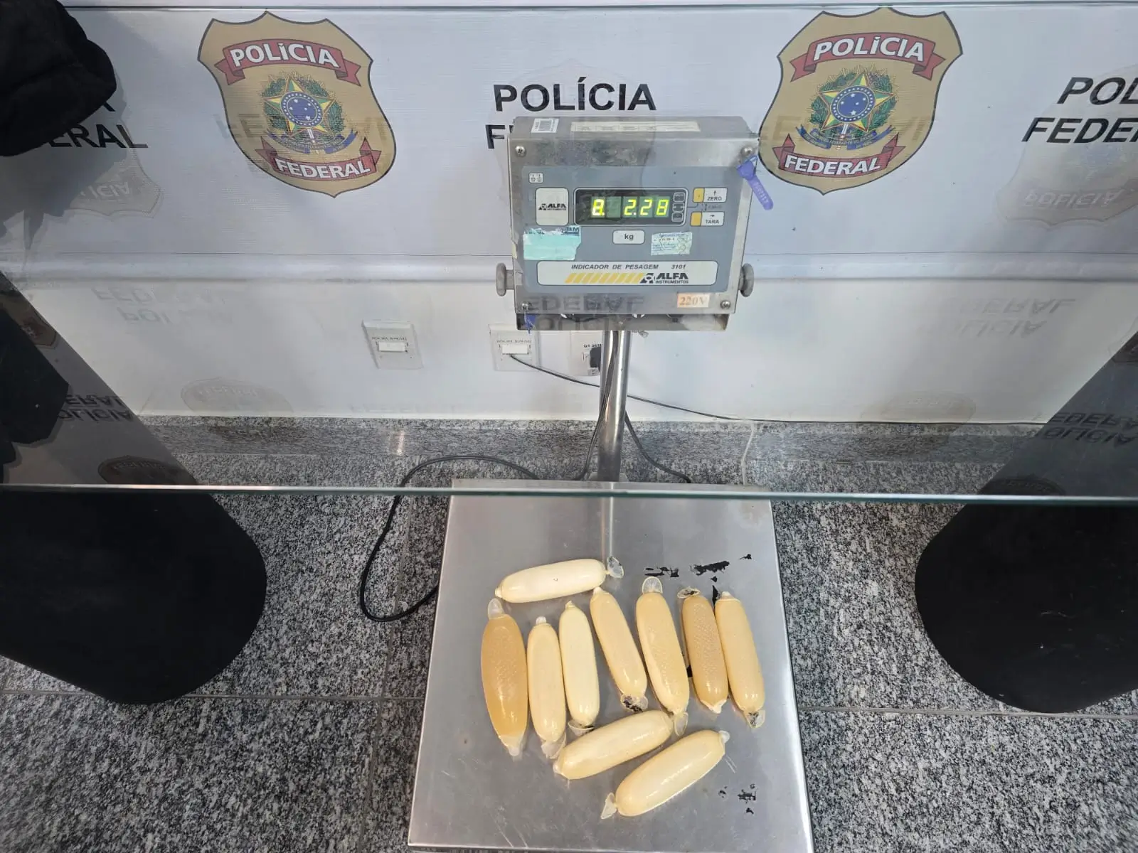 Policiais federais prendem mulher com cocaína líquida escondida no sutiã no Aeroporto do Galeão