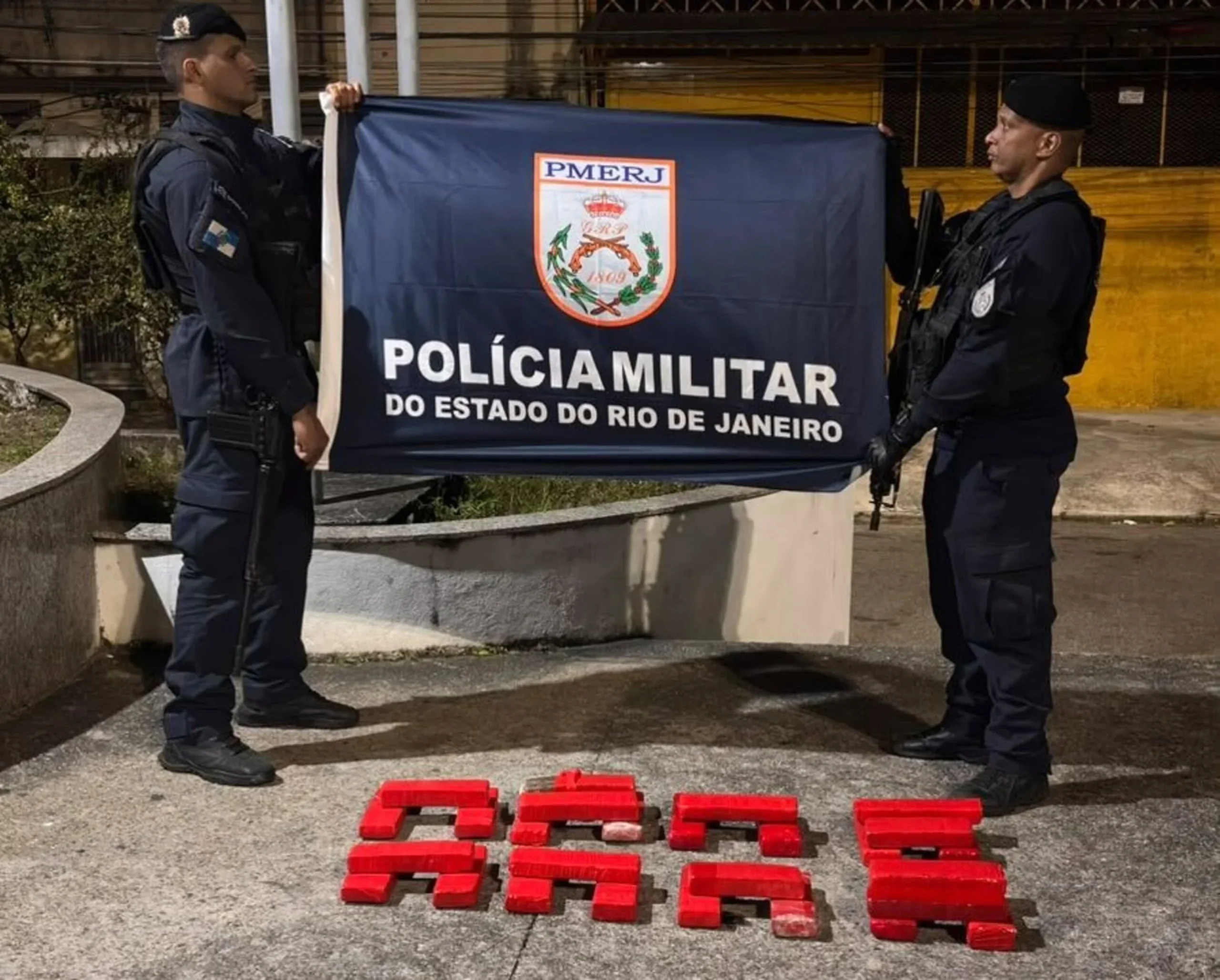 Operação Policial no Rio Prende Dupla com 27kg de Maconha