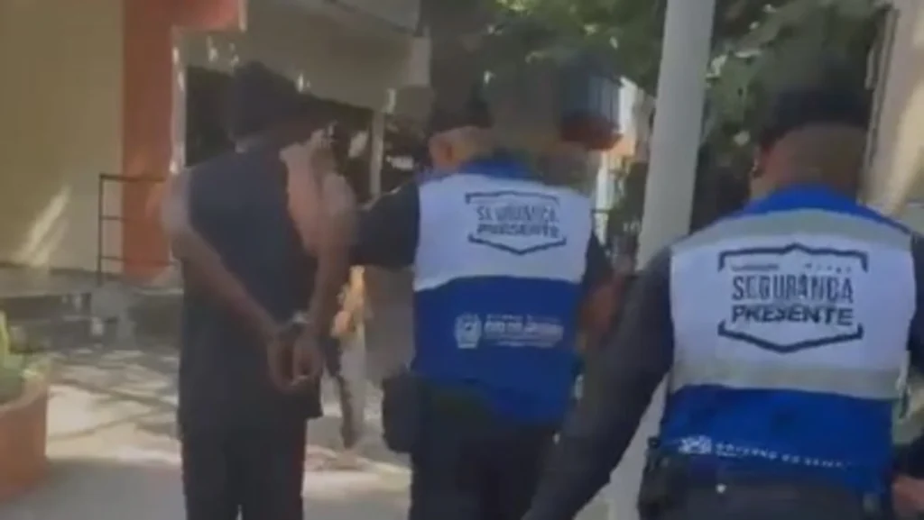 Homem é Preso Tentando Fugir com Portão de Alumínio