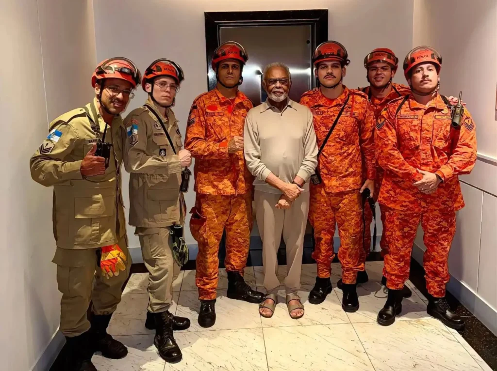 Gilberto Gil Preso em Elevador