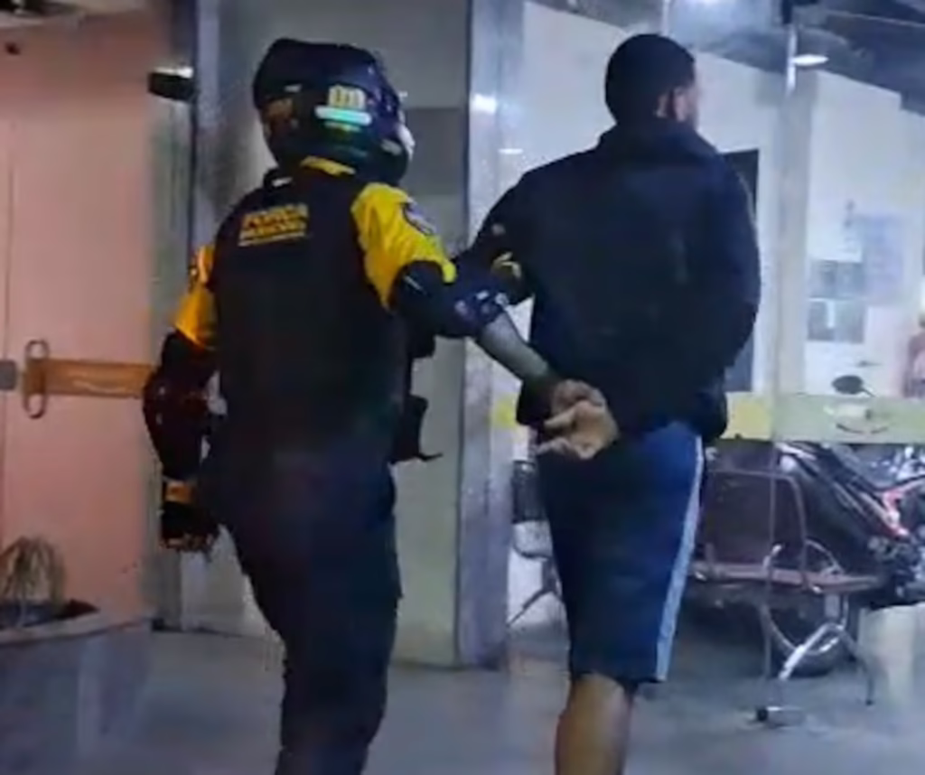 adolescente com réplica de arma