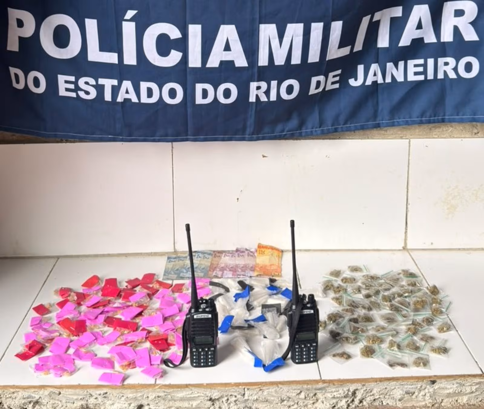 Radio e Drogas apreendidas