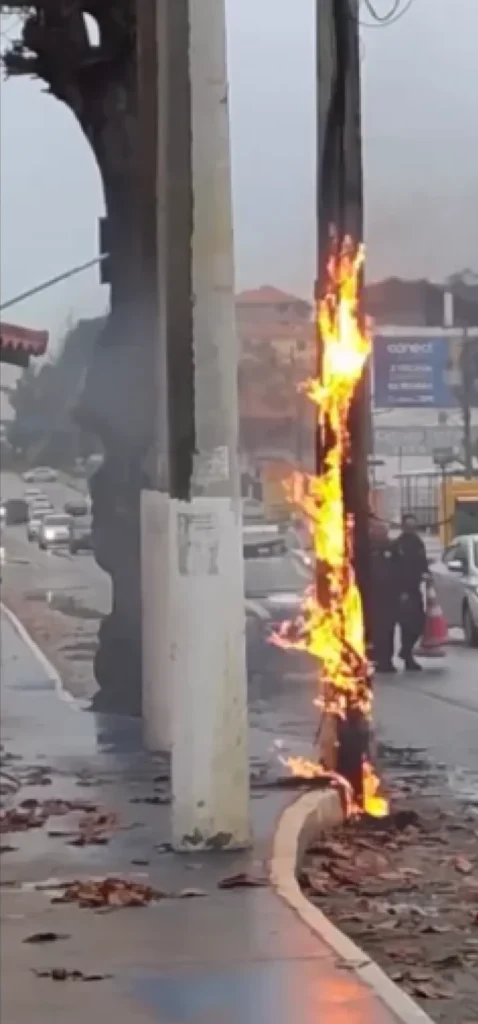 Poste em Chamas em Iguaba Grande