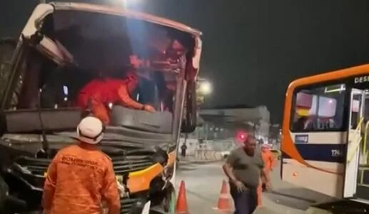 Dois Ônibus Colidem na Dom Hélder câmara