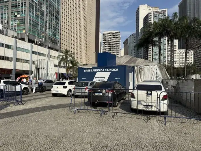Praça Histórica em Estacionamento Privado