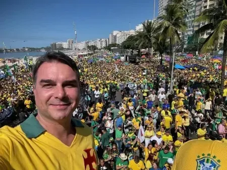Flávio Bolsonaro lança pré-campanha presidencial em Copacabana