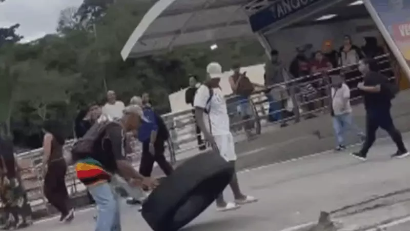 Mulher Desembarca de Moto e atingida por roda do BRT