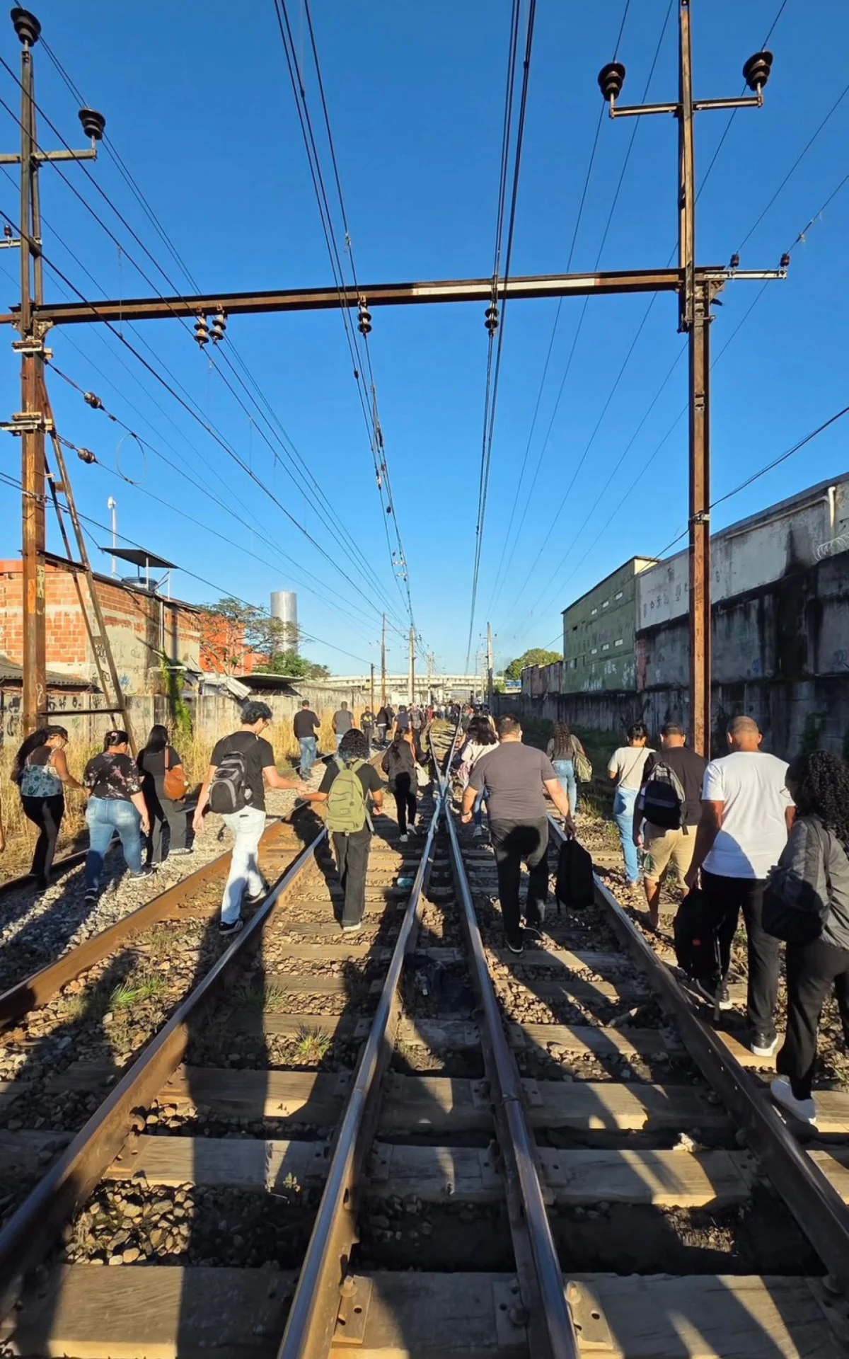 Passageiros de trem do Rio são forçados a andar nos trilhos