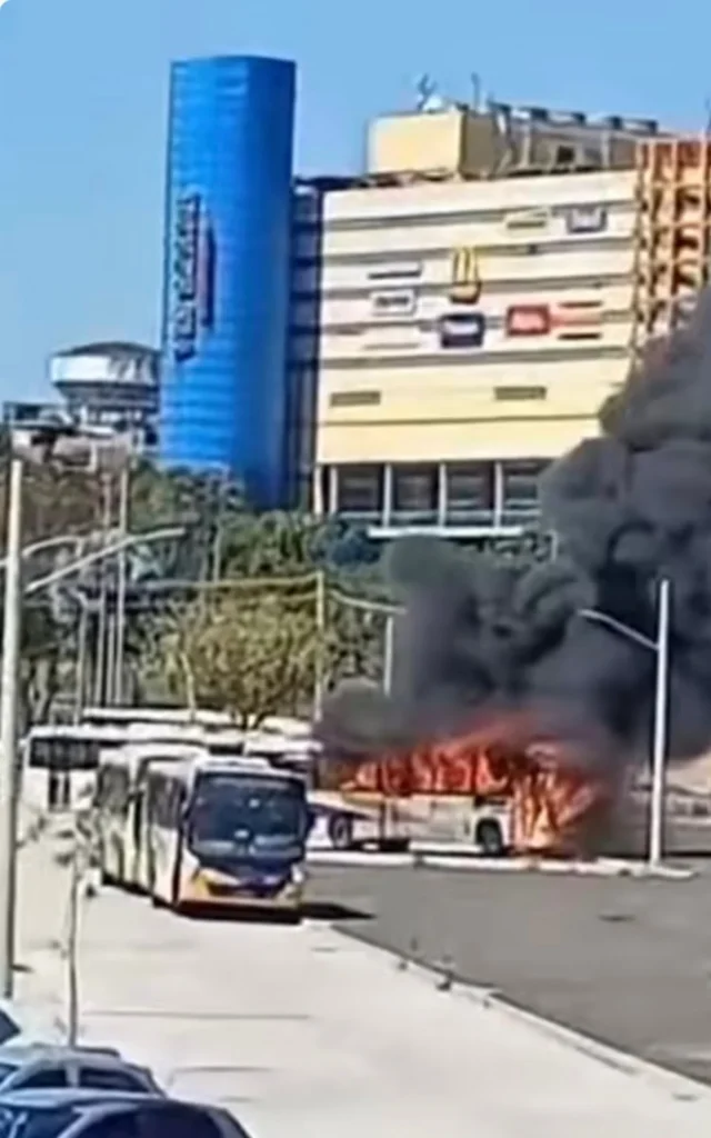Ônibus Intermunicipal Pega Fogo em Terminal do Rio
