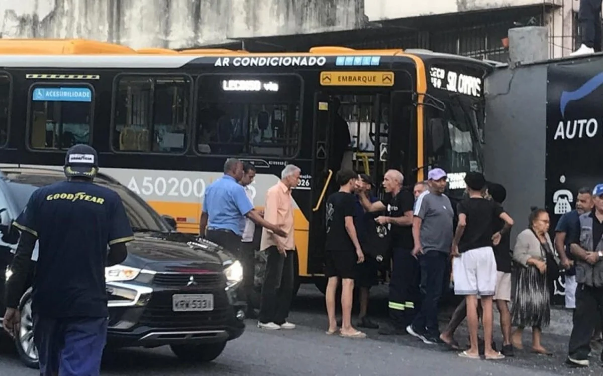 Ônibus bate em muro em Botafogo