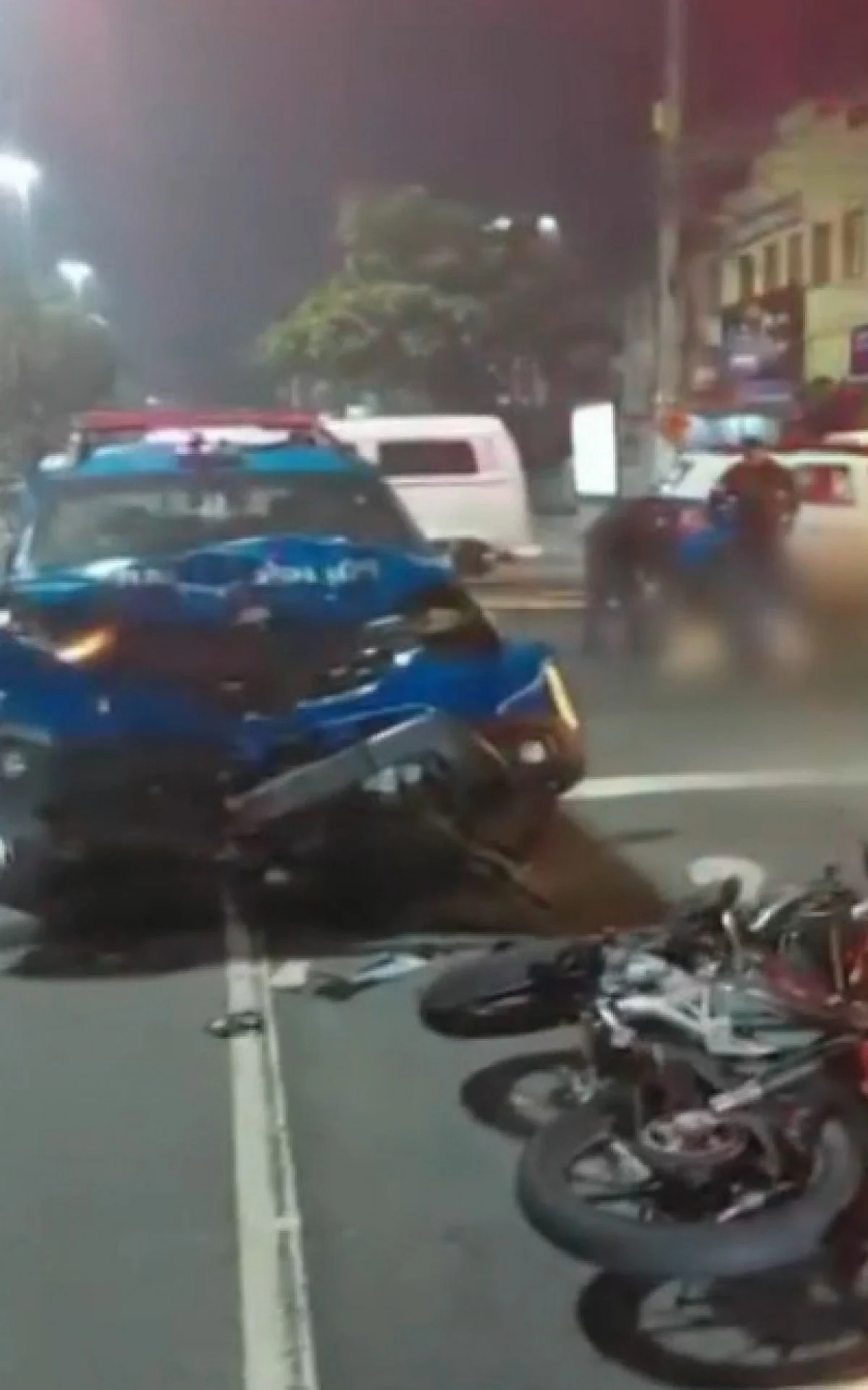 Viatura da PM e moto batem