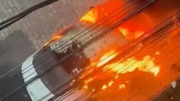 Homem Incendeia Carros de Casal