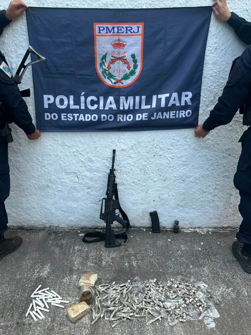 PM apreende fuzil, granada e drogas