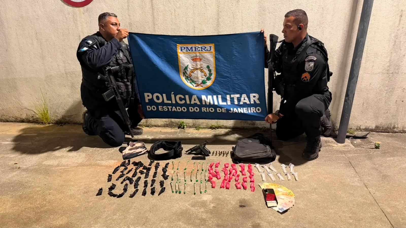 Policiais do 32ºBPM retiram arma e drogas das ruas de Rio das Ostras