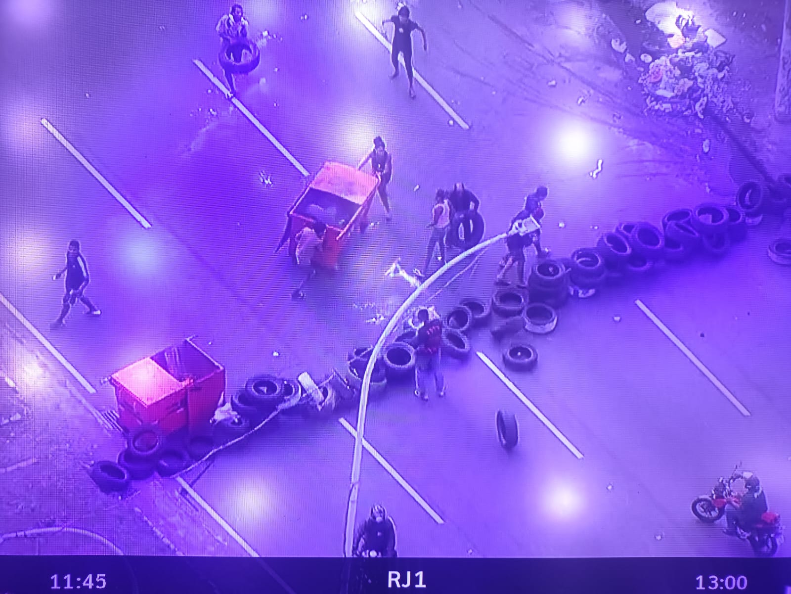 protesto com barricadas incendiadas